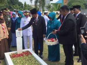 Upacara Ziarah dan Tabur Bunga di Makam Taman Pahlawan