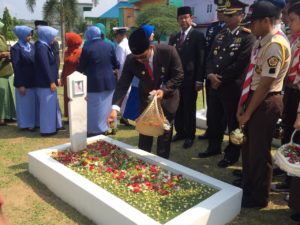 Upacara Ziarah dan Tabur Bunga di Makam Taman Pahlawan