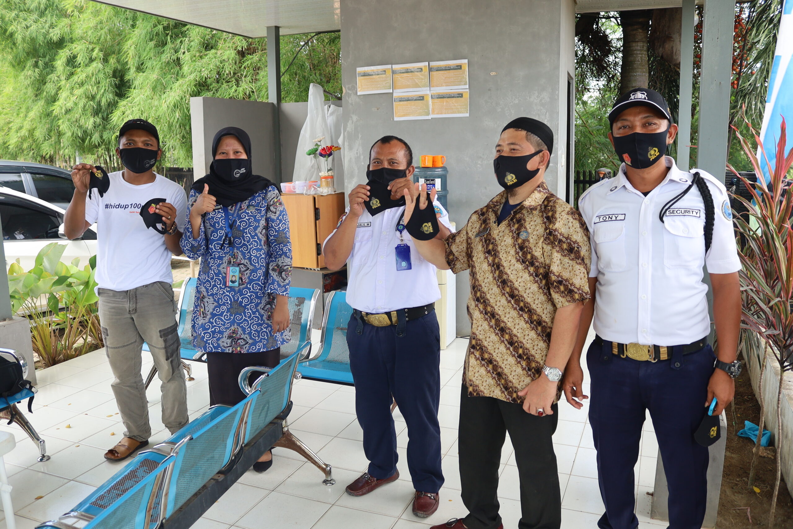 Pembagian Masker untuk jajaran BNNP KEPRI demi mencegah Penyebaran COVID-19 Pembagian Masker untuk jajaran BNNP KEPRI demi mencegah Penyebaran COVID-19
