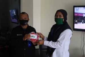 Pencegahan Penyebaran COVID-19 di BNNP KEPRI (Pembagian Masker BNNP KEPRI)