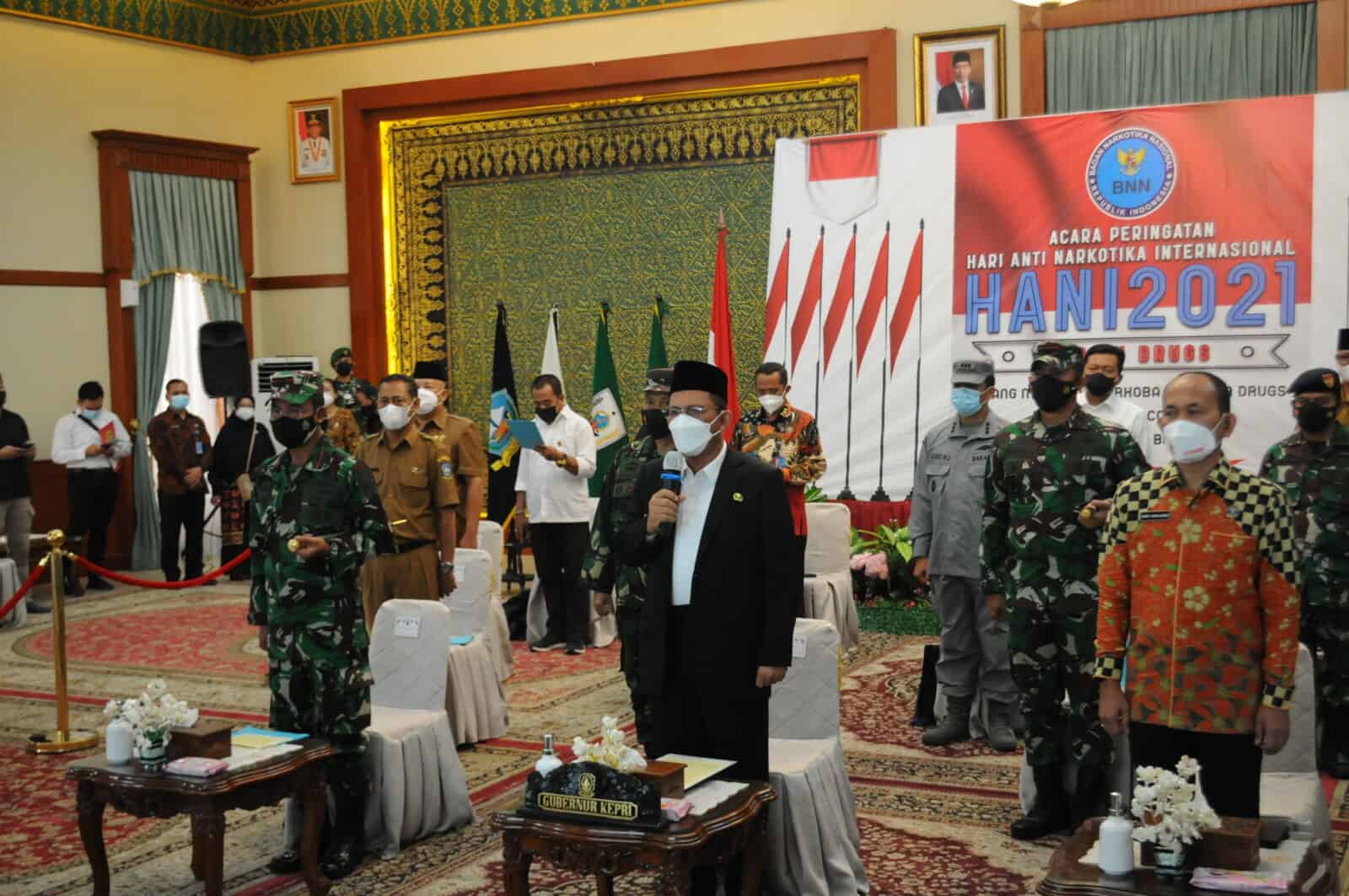 Puncak Peringatan Hari Anti Narkotika Internasional (HANI) 2021 Di Provinsi Kepulauan Riau : Gandeng Pemerintah Daerah Deklarasikan War on Drugs Pembacaan Deklarasi War on Drugs oleh Gubernur Kepulauan Riau Bersama Kepala BNNP Kepri dan Jajaran Forkopimda