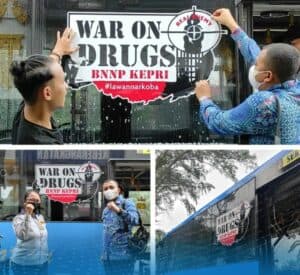 Pemasangan sticker War on Drugs di Bus Trans Batam Pemasangan sticker War on Drugs di Bus Trans Batam