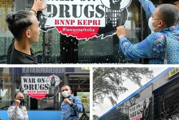 Pemasangan sticker War on Drugs di Bus Trans Batam
