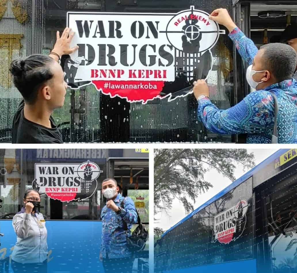 Pemasangan sticker War on Drugs di Bus Trans Batam Pemasangan sticker War on Drugs di Bus Trans Batam
