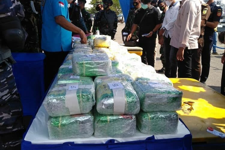 Antara Penegakan Hukum dan Revolusi Penyelundupan Narkoba Antara Penegakan Hukum dan Revolusi Penyelundupan Narkoba